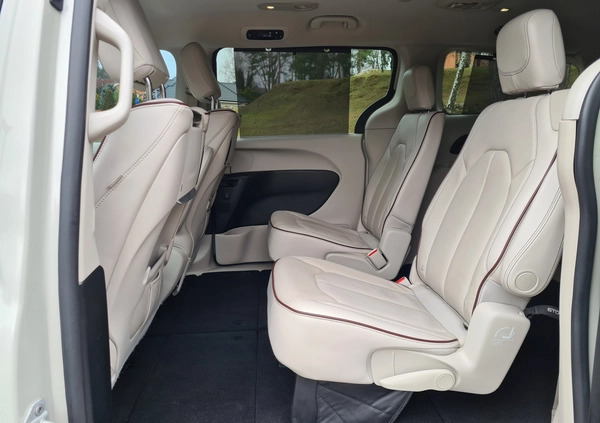 Chrysler Pacifica cena 119000 przebieg: 159000, rok produkcji 2017 z Góra małe 379